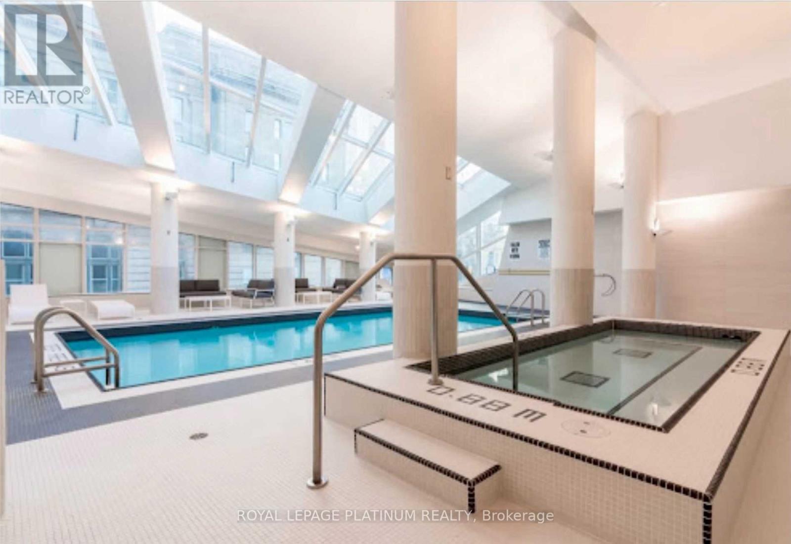 2402 - 8 The Esplanade, Toronto, Ontario  M5E 0A6 - Photo 9 - C12488920