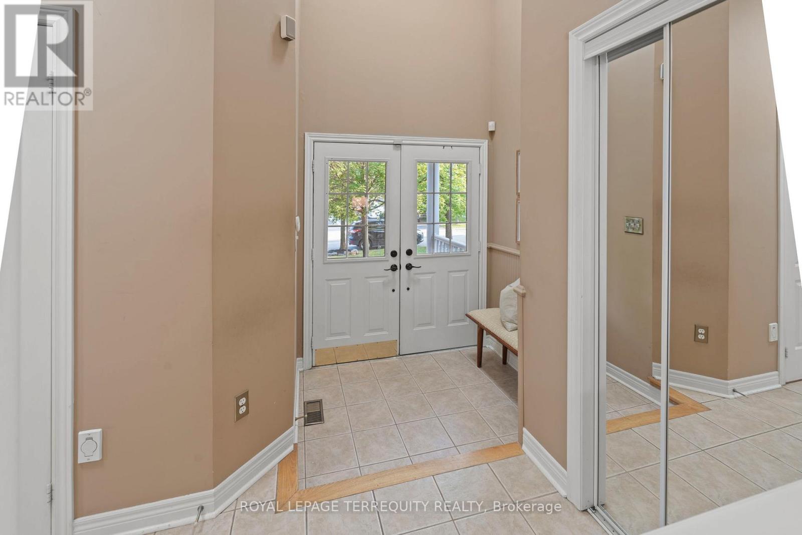 12 Kenilworth Crescent, Whitby, Ontario  L1M 2M7 - Photo 4 - E12488044