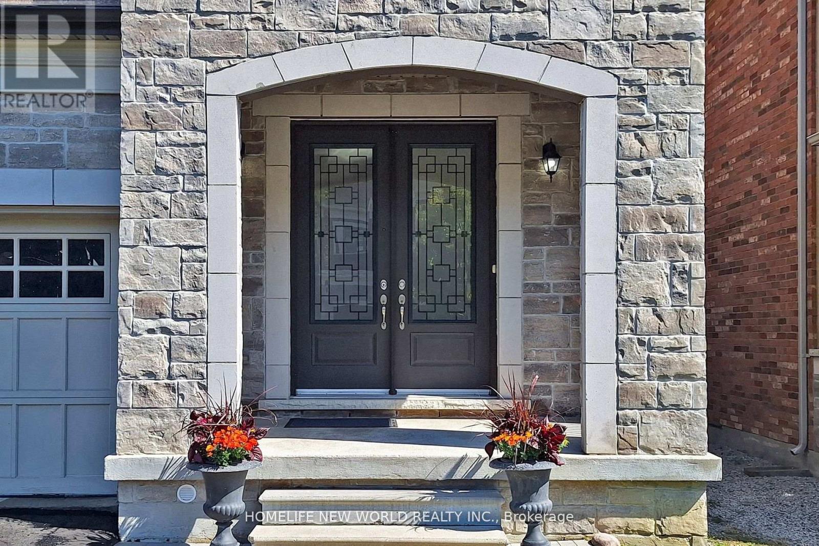 36 Strawbridge Farm Drive, Aurora, Ontario  L4G 0V3 - Photo 2 - N12488182