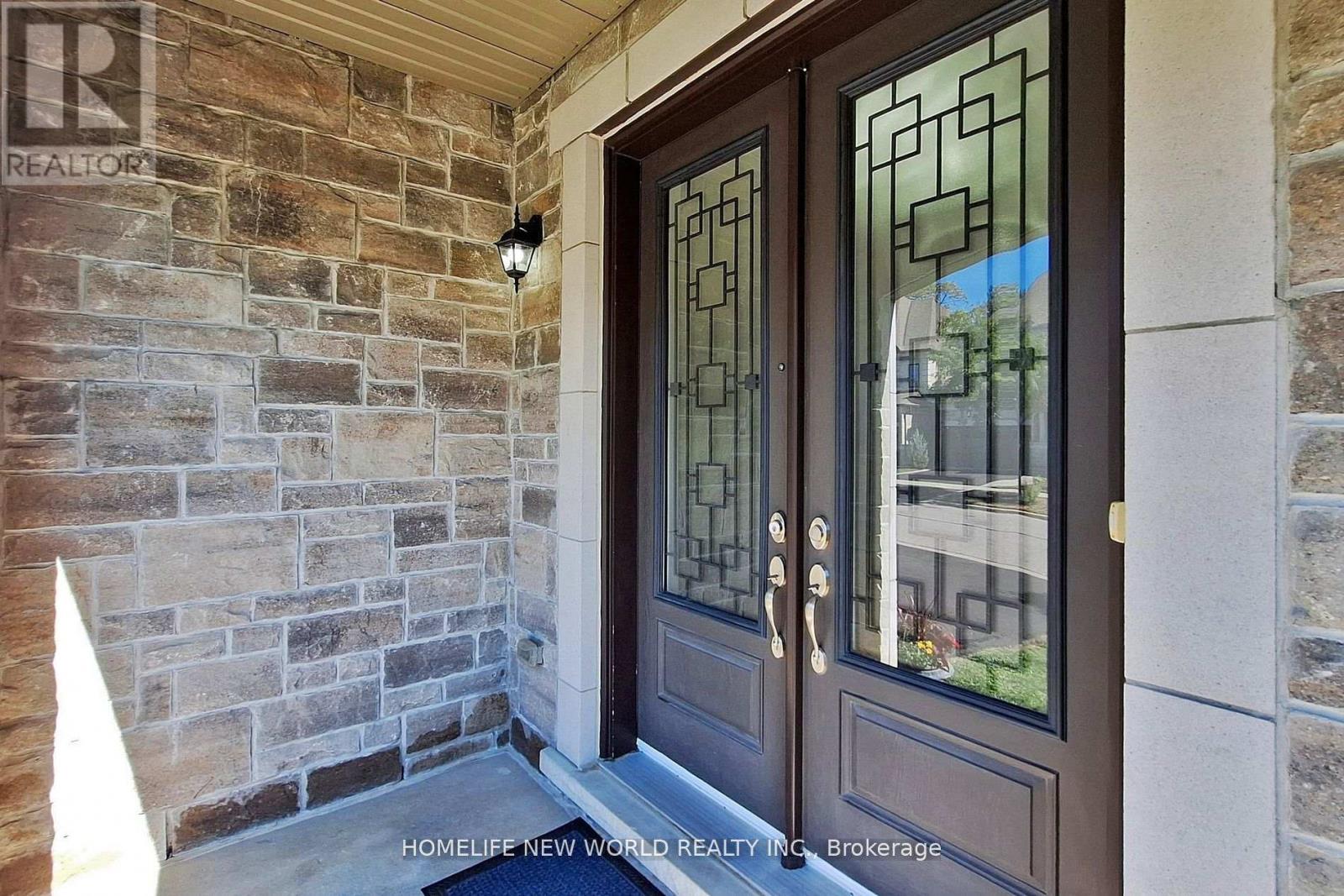 36 Strawbridge Farm Drive, Aurora, Ontario  L4G 0V3 - Photo 3 - N12488182