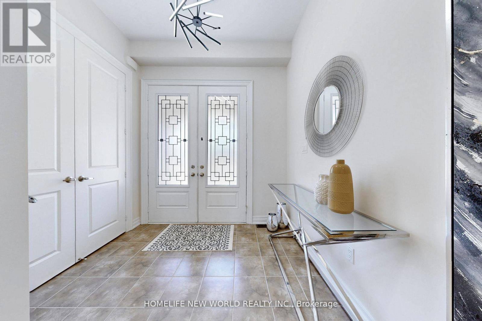 36 Strawbridge Farm Drive, Aurora, Ontario  L4G 0V3 - Photo 4 - N12488182