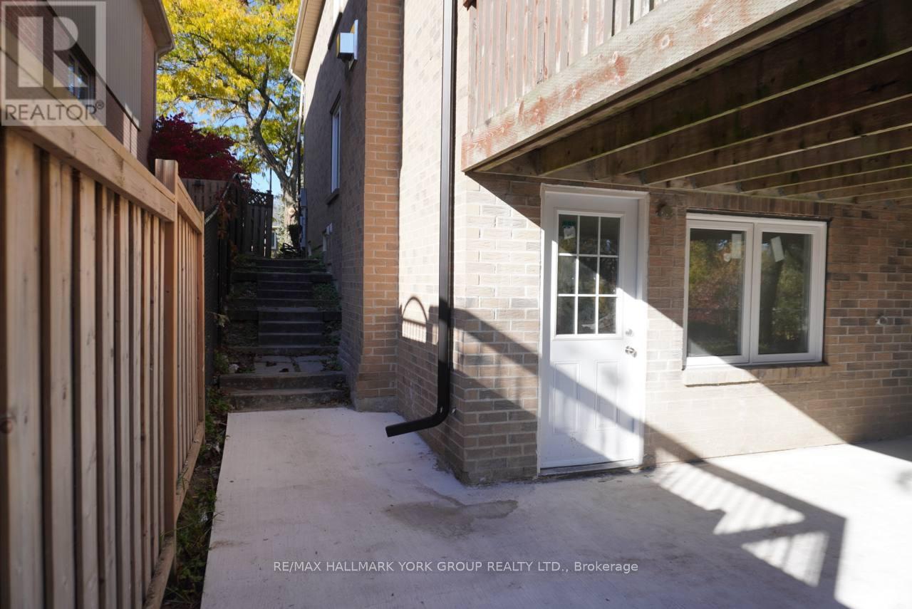 259 Glenway Circle S, Newmarket, Ontario  L3Y 7S8 - Photo 3 - N12488210