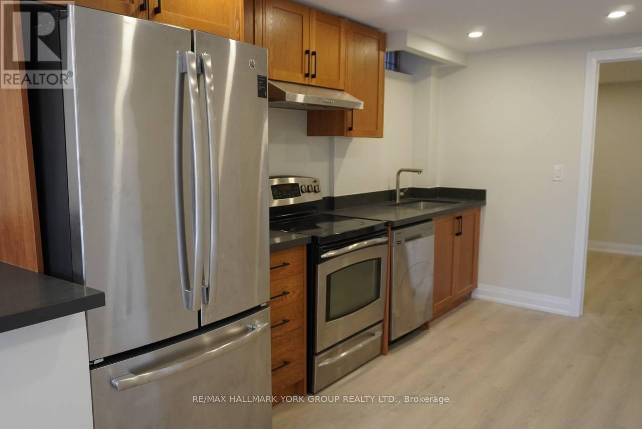 259 Glenway Circle S, Newmarket, Ontario  L3Y 7S8 - Photo 5 - N12488210