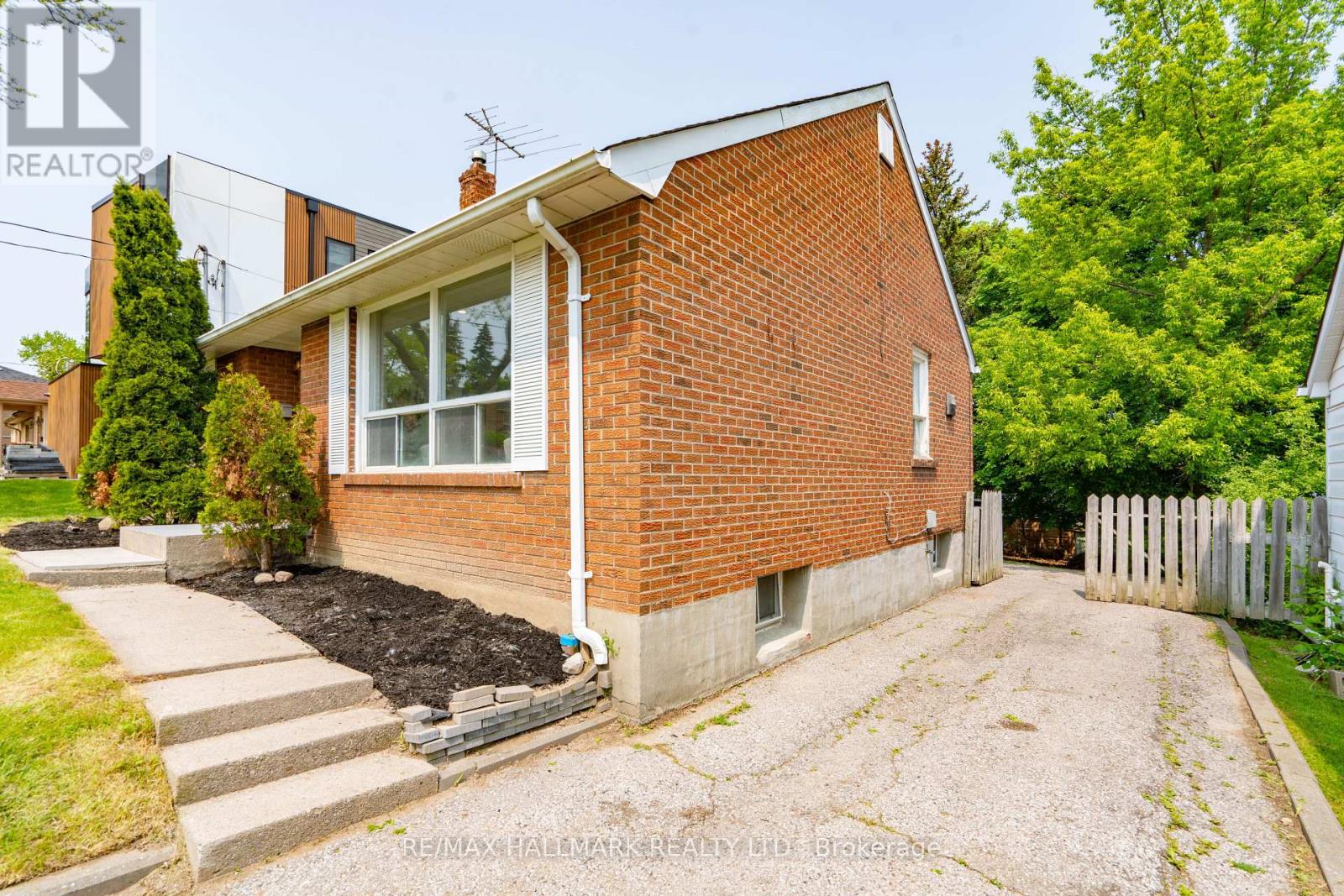 104 Highland Park Boulevard, Markham, Ontario  L3T 1B7 - Photo 3 - N12488352