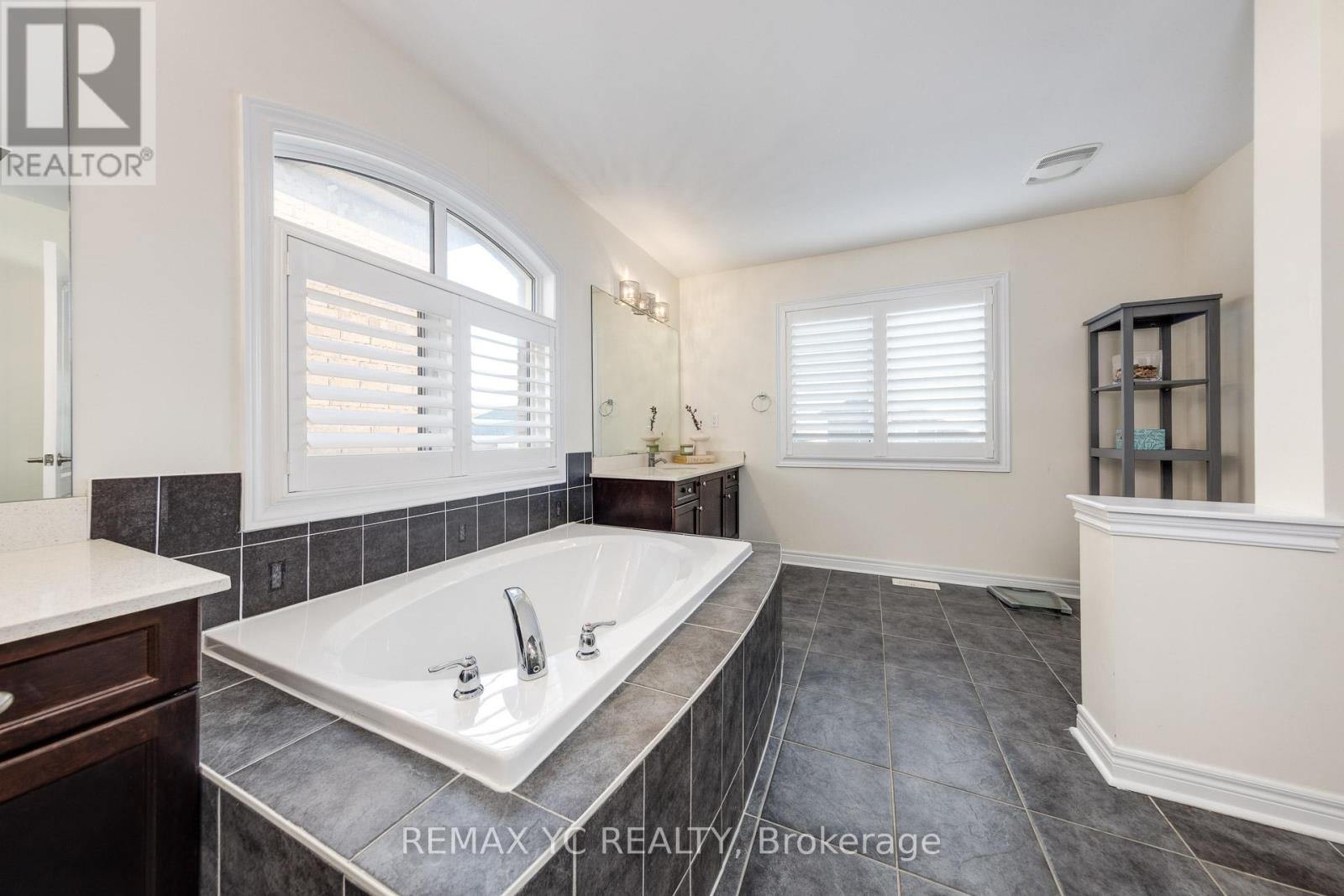 101 Oberfrick Avenue, Vaughan, Ontario  L6A 0N9 - Photo 35 - N12488614