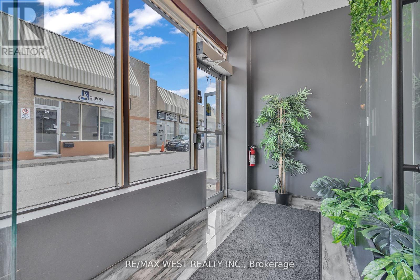 17&18 - 418 Hanlan Road, Vaughan, Ontario  L4L 4Z1 - Photo 11 - N12488754