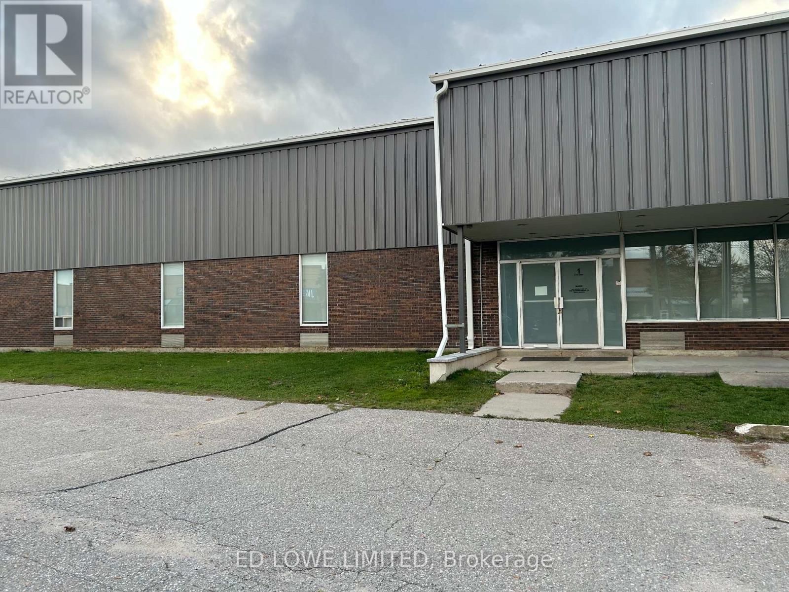 4 Patterson Road, Barrie, Ontario  L4N 5P7 - Photo 2 - S12487974