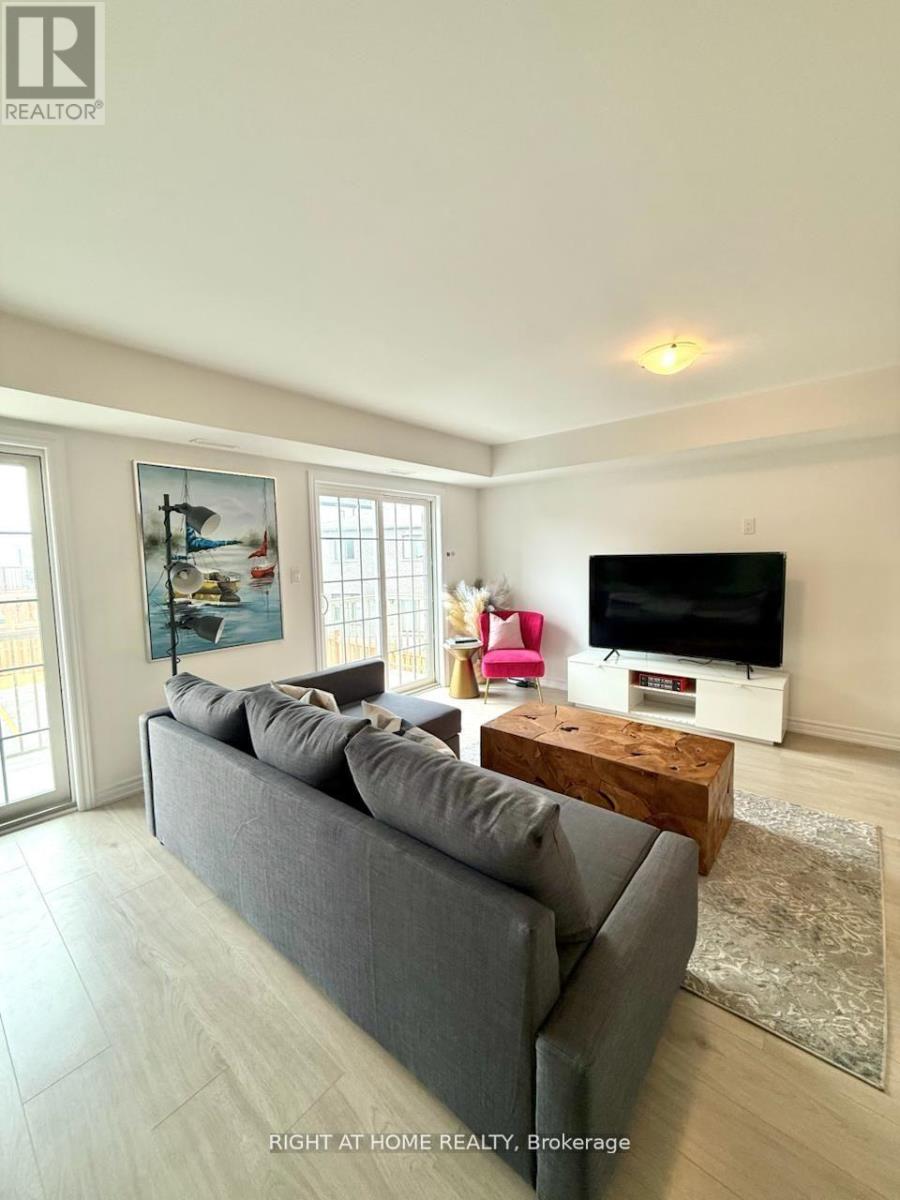 #2 - 31 Pumpkin Corner Crescent, Barrie, Ontario  L9J 0T5 - Photo 4 - S12488628