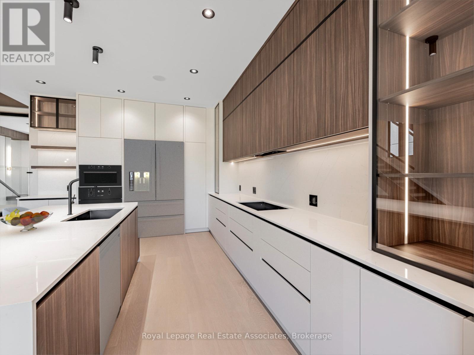 953 Halliday Avenue, Mississauga, Ontario  L5E 1P4 - Photo 11 - W12487767