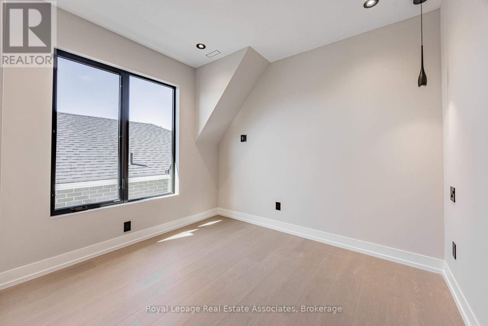 953 Halliday Avenue, Mississauga, Ontario  L5E 1P4 - Photo 17 - W12487767