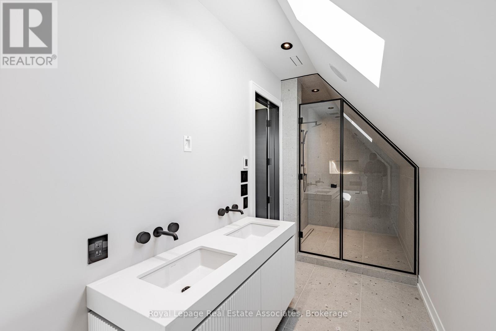 953 Halliday Avenue, Mississauga, Ontario  L5E 1P4 - Photo 28 - W12487767