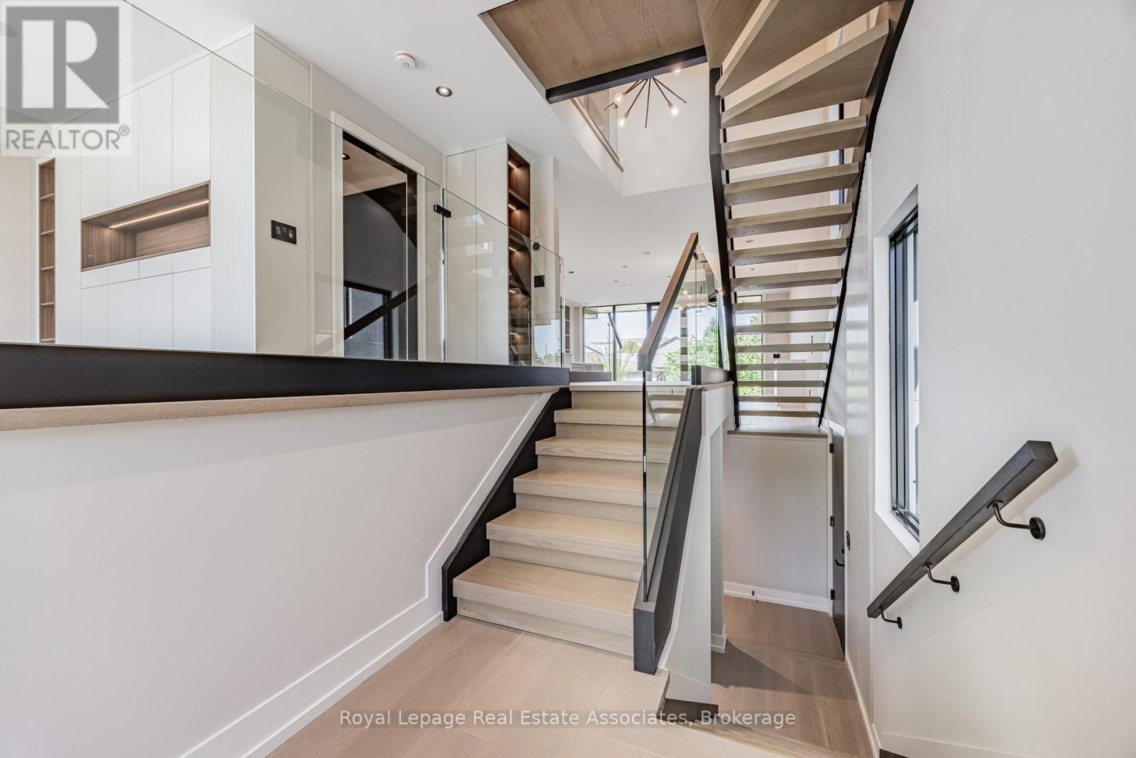 953 Halliday Avenue, Mississauga, Ontario  L5E 1P4 - Photo 6 - W12487767