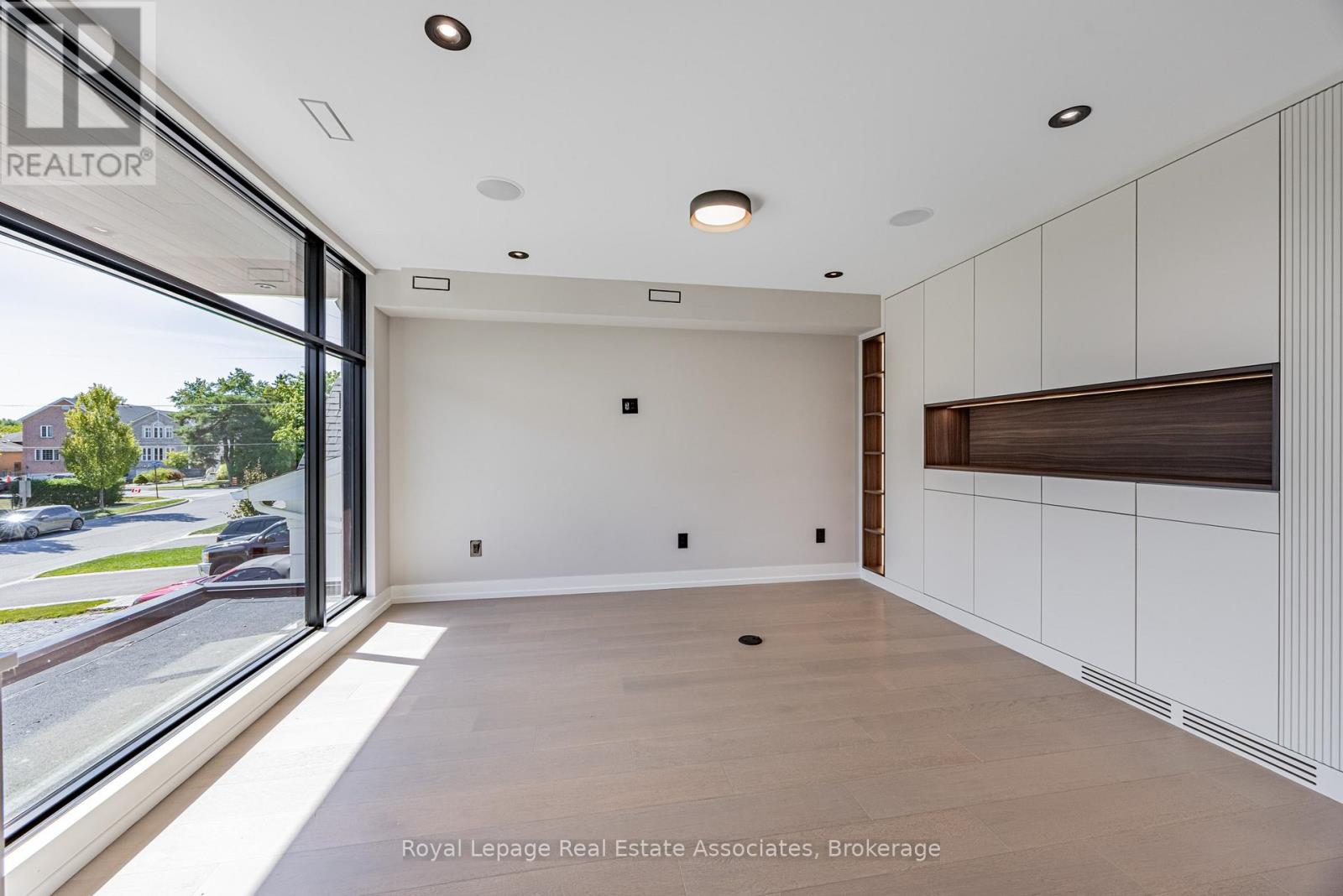 953 Halliday Avenue, Mississauga, Ontario  L5E 1P4 - Photo 9 - W12487767