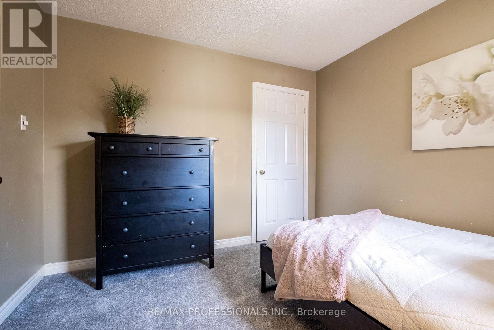 65 Hickorybush Avenue, Brampton, Ontario  L6R 1C8 - Photo 31 - W12487773