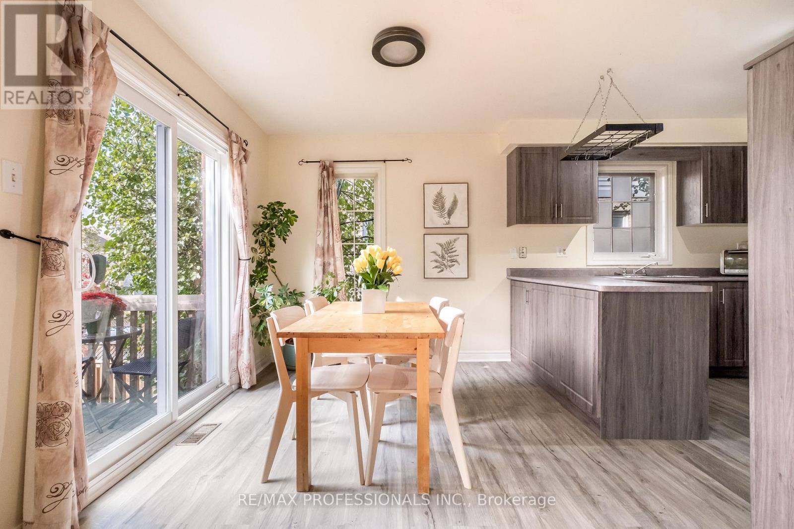 65 Hickorybush Avenue, Brampton, Ontario  L6R 1C8 - Photo 9 - W12487773