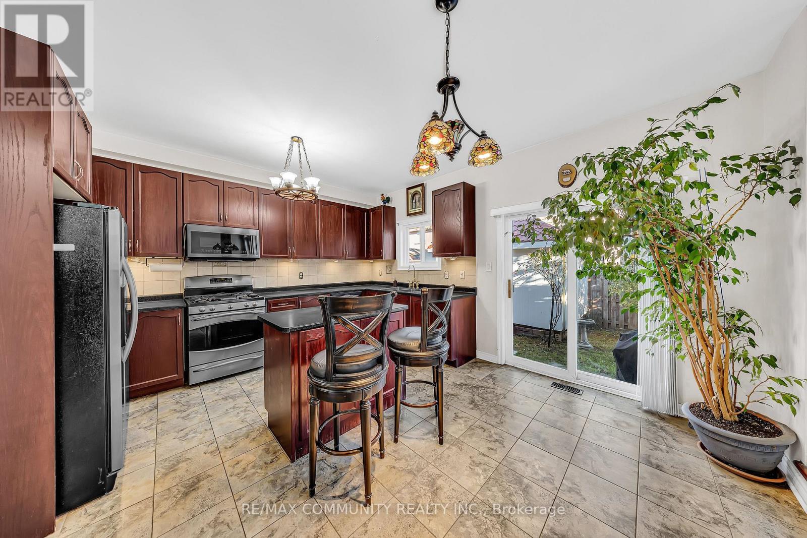 37 Denim Drive, Brampton, Ontario L6P 2R3 - Photo 16 - W12487780