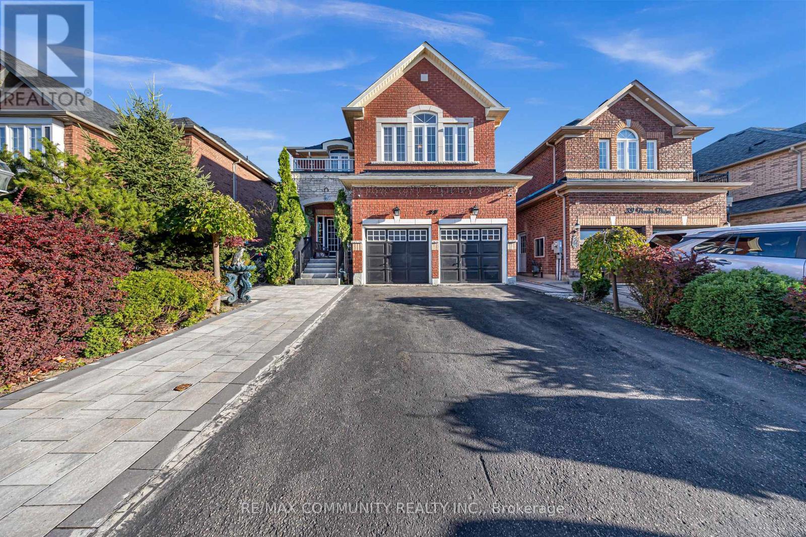 37 Denim Drive, Brampton, Ontario L6P 2R3 - Photo 4 - W12487780