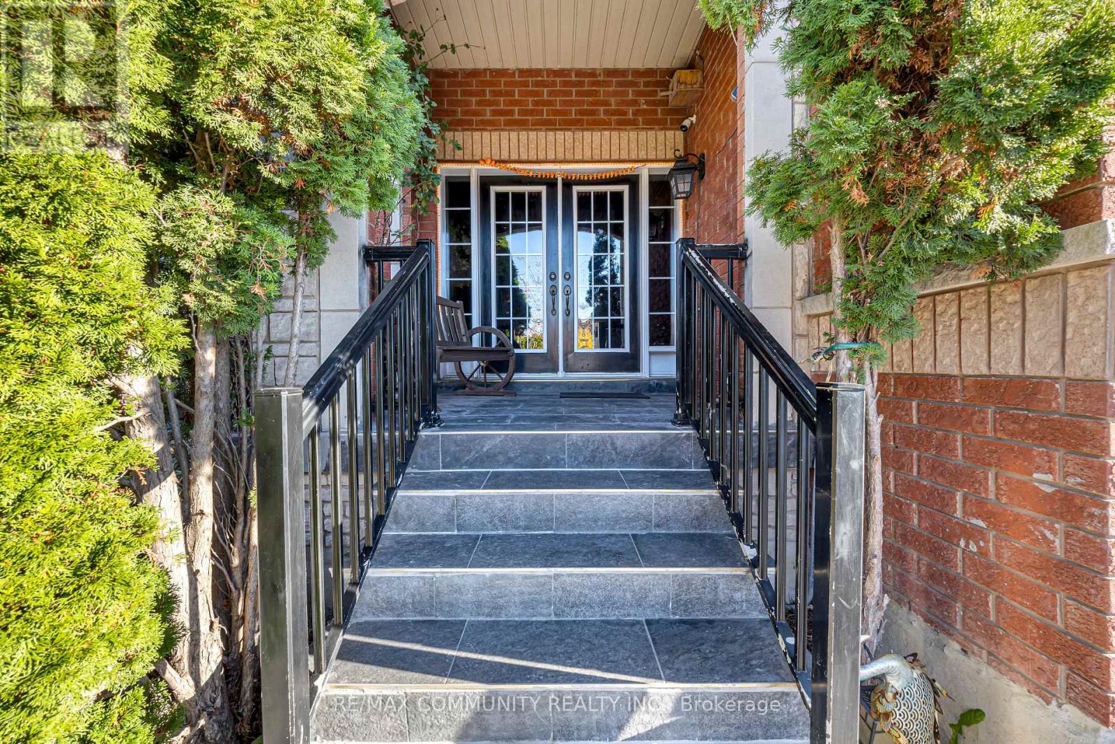 37 Denim Drive, Brampton, Ontario L6P 2R3 - Photo 5 - W12487780