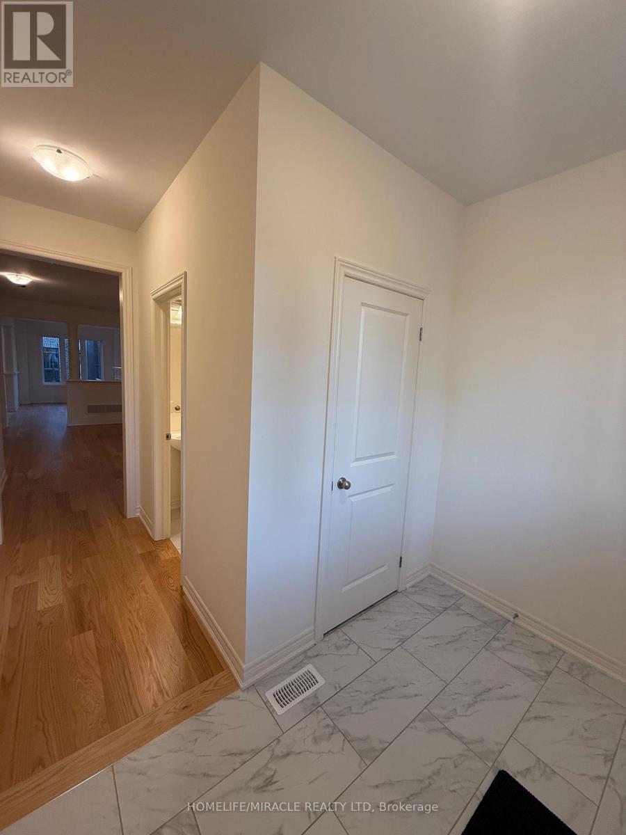 16 Bushwood Trail, Brampton, Ontario  L7A 5J7 - Photo 4 - W12487834