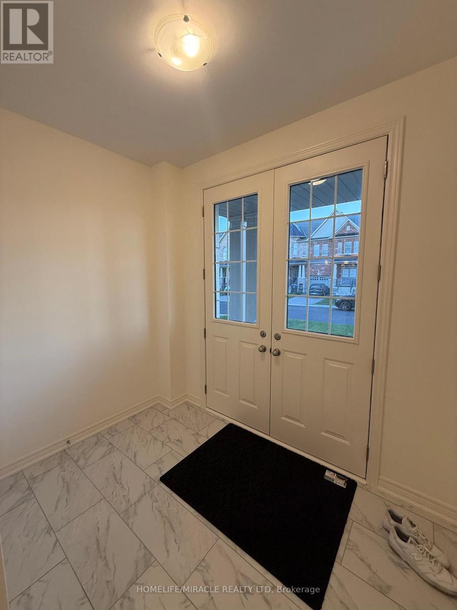 16 Bushwood Trail, Brampton, Ontario  L7A 5J7 - Photo 5 - W12487834