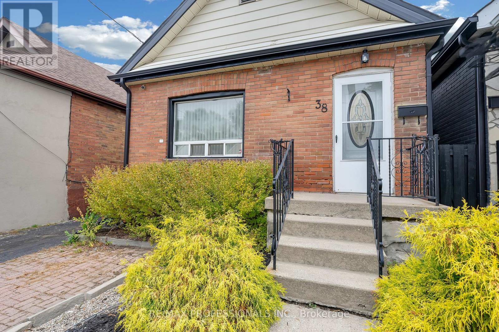 38 Nickle Street, Toronto, Ontario  M6M 2H6 - Photo 2 - W12487948