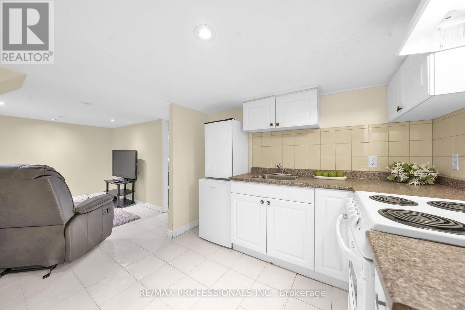 38 Nickle Street, Toronto, Ontario  M6M 2H6 - Photo 25 - W12487948