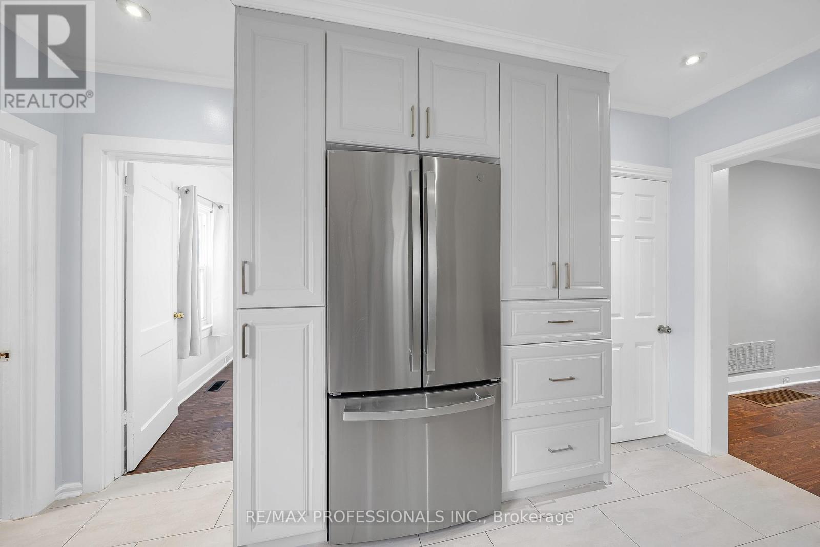 38 Nickle Street, Toronto, Ontario  M6M 2H6 - Photo 5 - W12487948