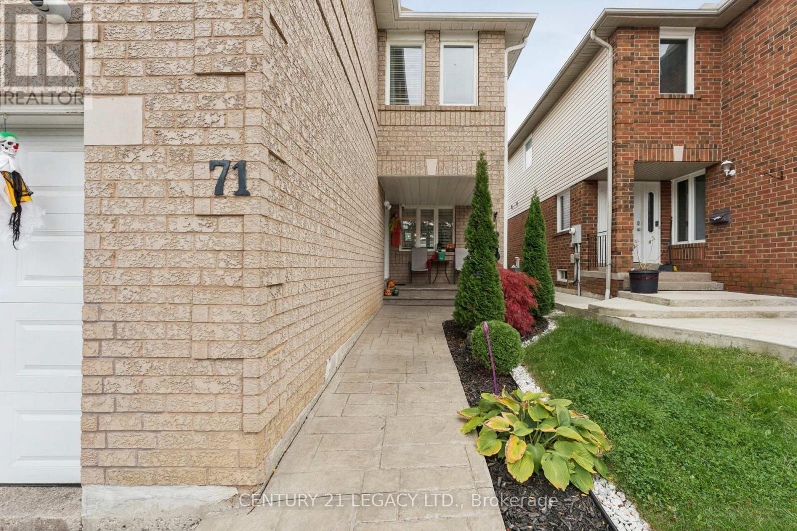 71 Townley Crescent, Brampton, Ontario  L6Z 4T1 - Photo 2 - W12487954