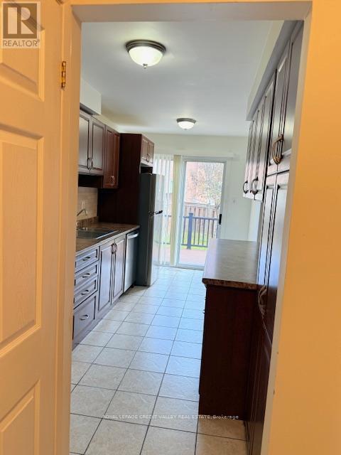 770 Ashprior Avenue, Mississauga, Ontario  L5R 3P1 - Photo 3 - W12487976