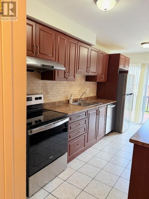 770 Ashprior Avenue, Mississauga, Ontario  L5R 3P1 - Photo 4 - W12487976