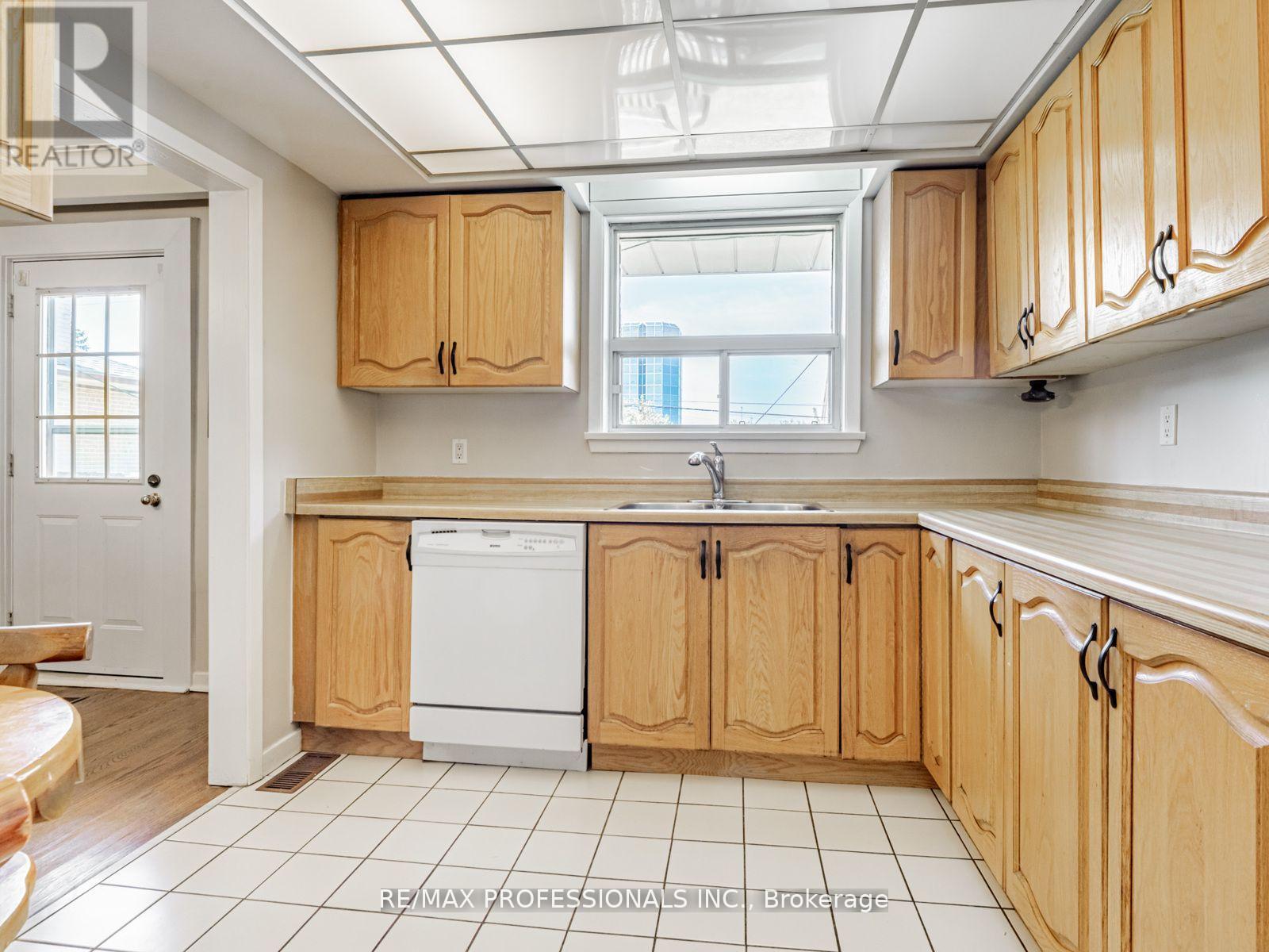 281 Jeffcoat Drive, Toronto, Ontario  M9W 3E4 - Photo 10 - W12488008