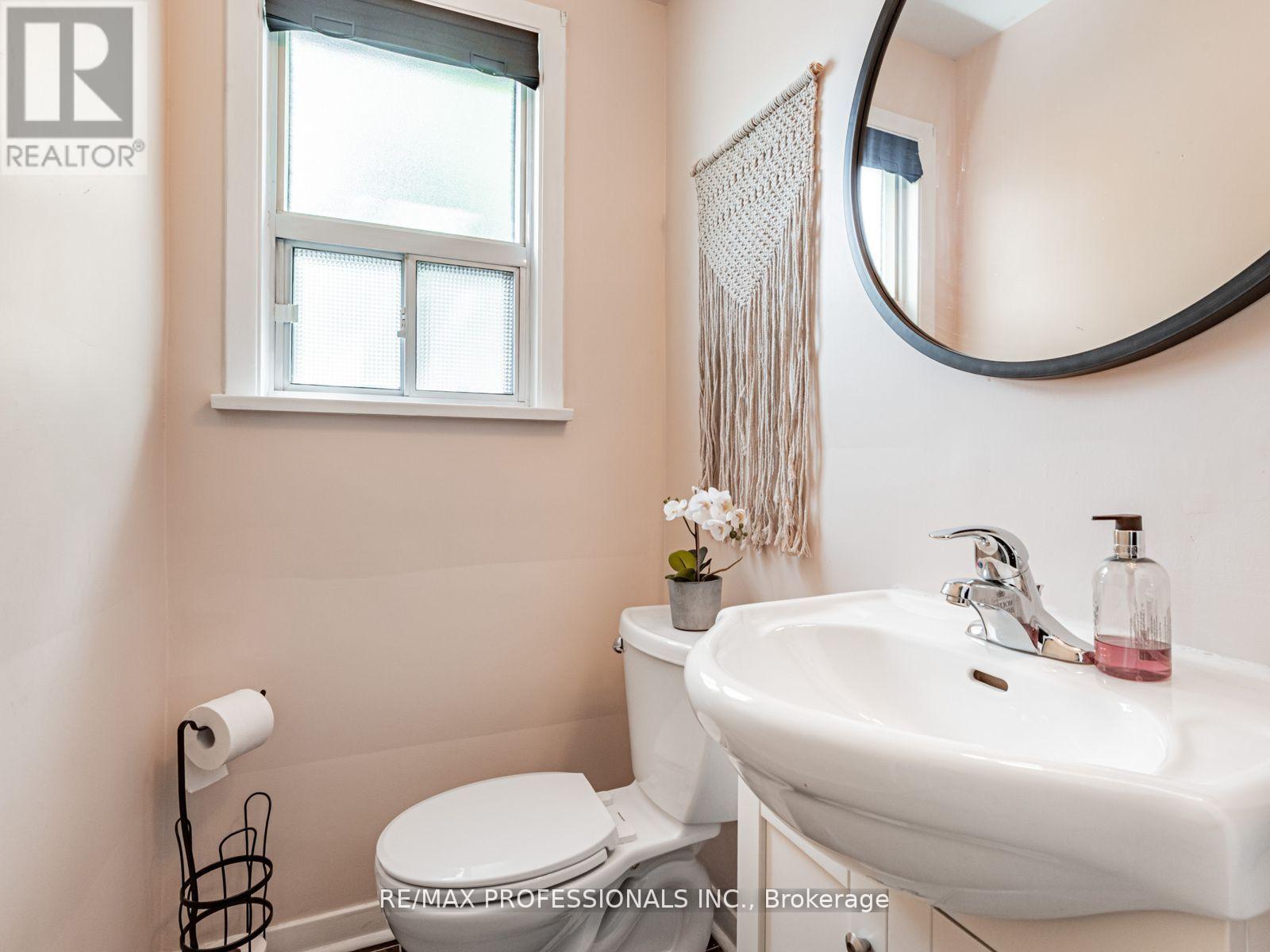 281 Jeffcoat Drive, Toronto, Ontario  M9W 3E4 - Photo 11 - W12488008