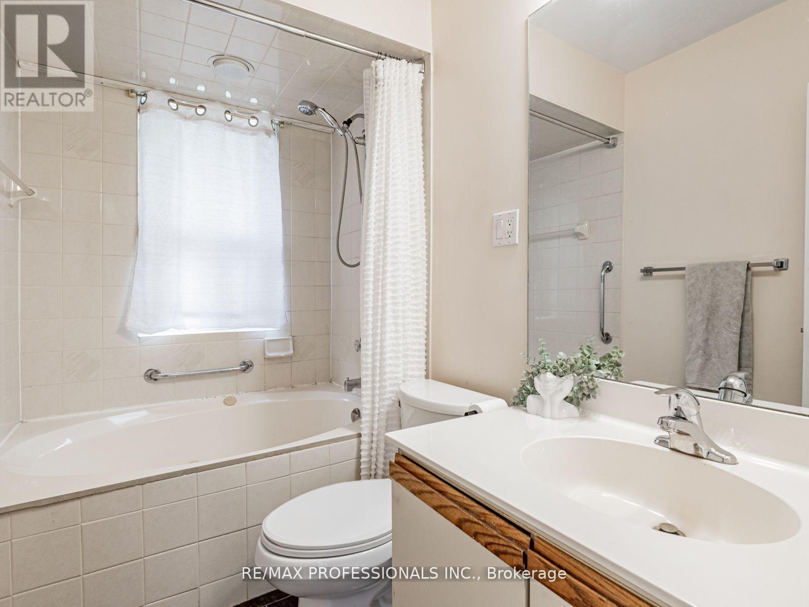 281 Jeffcoat Drive, Toronto, Ontario  M9W 3E4 - Photo 18 - W12488008