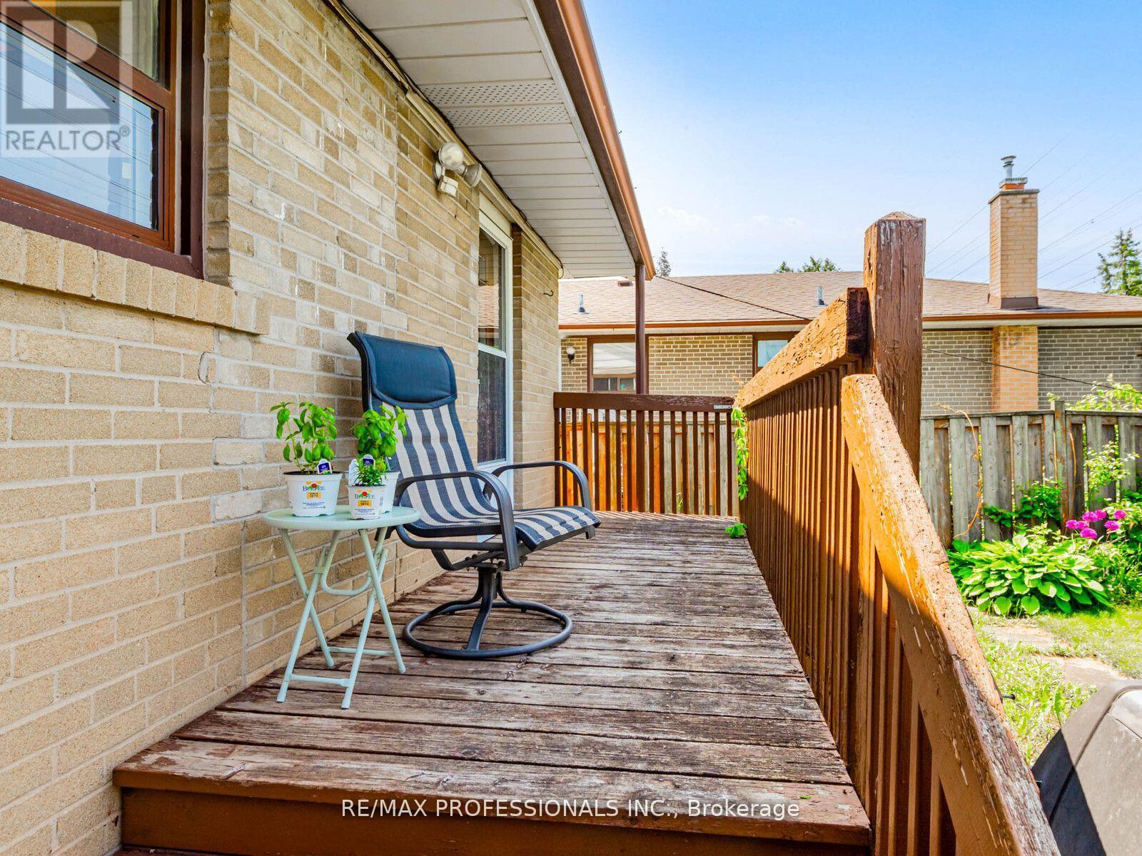 281 Jeffcoat Drive, Toronto, Ontario  M9W 3E4 - Photo 22 - W12488008