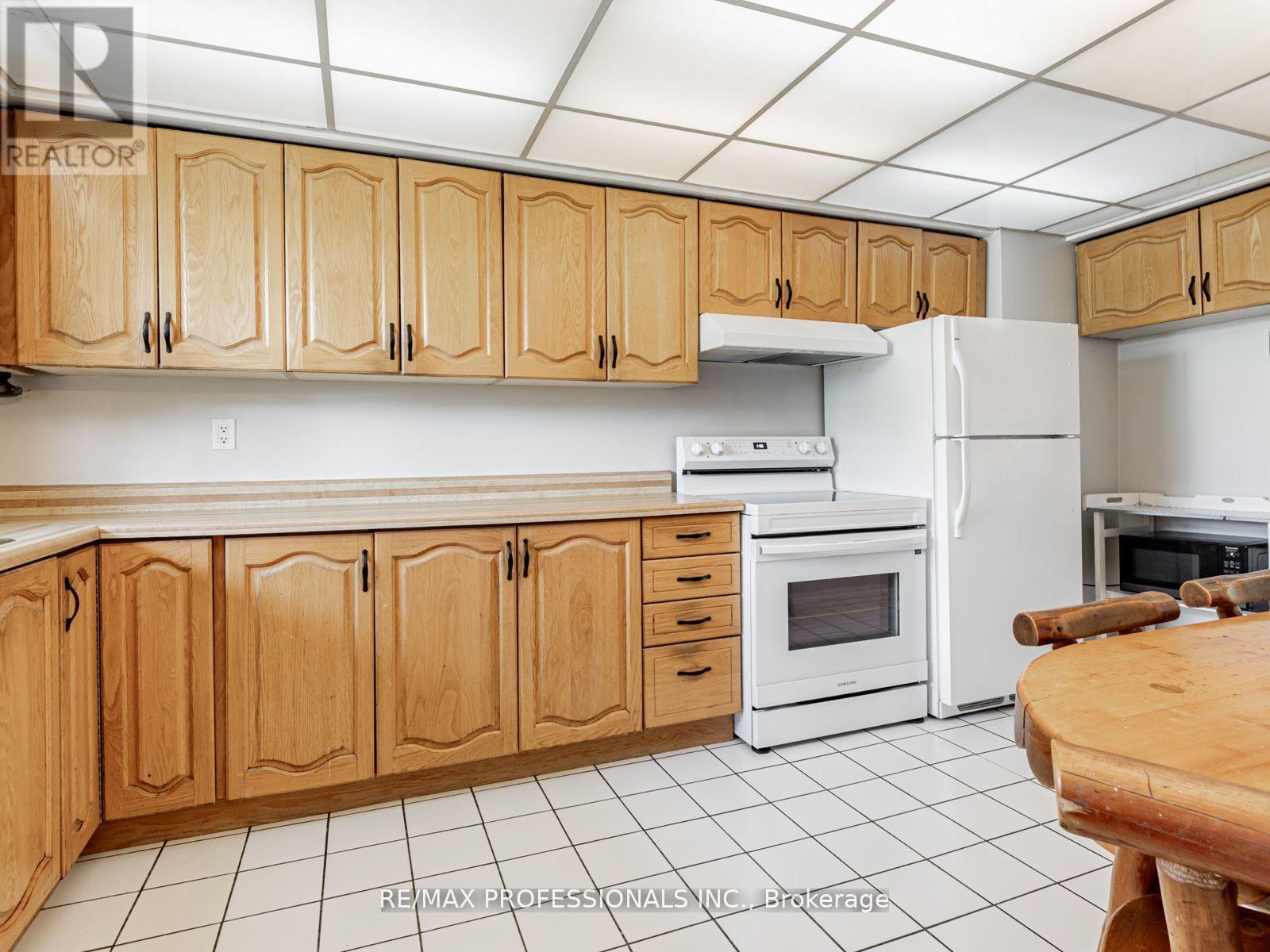 281 Jeffcoat Drive, Toronto, Ontario  M9W 3E4 - Photo 8 - W12488008