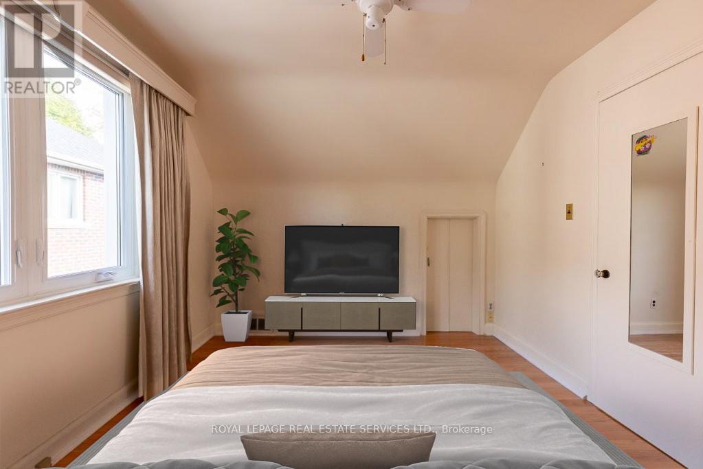 15 Burnelm Drive, Toronto, Ontario  M9B 4N2 - Photo 14 - W12488040