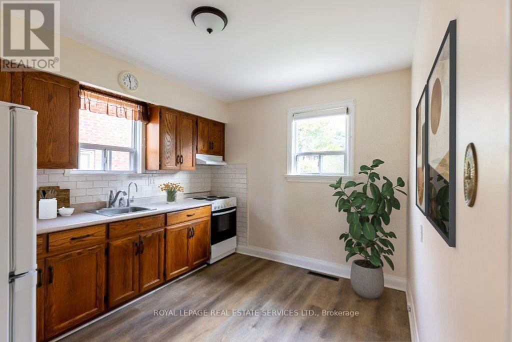 15 Burnelm Drive, Toronto, Ontario  M9B 4N2 - Photo 6 - W12488040