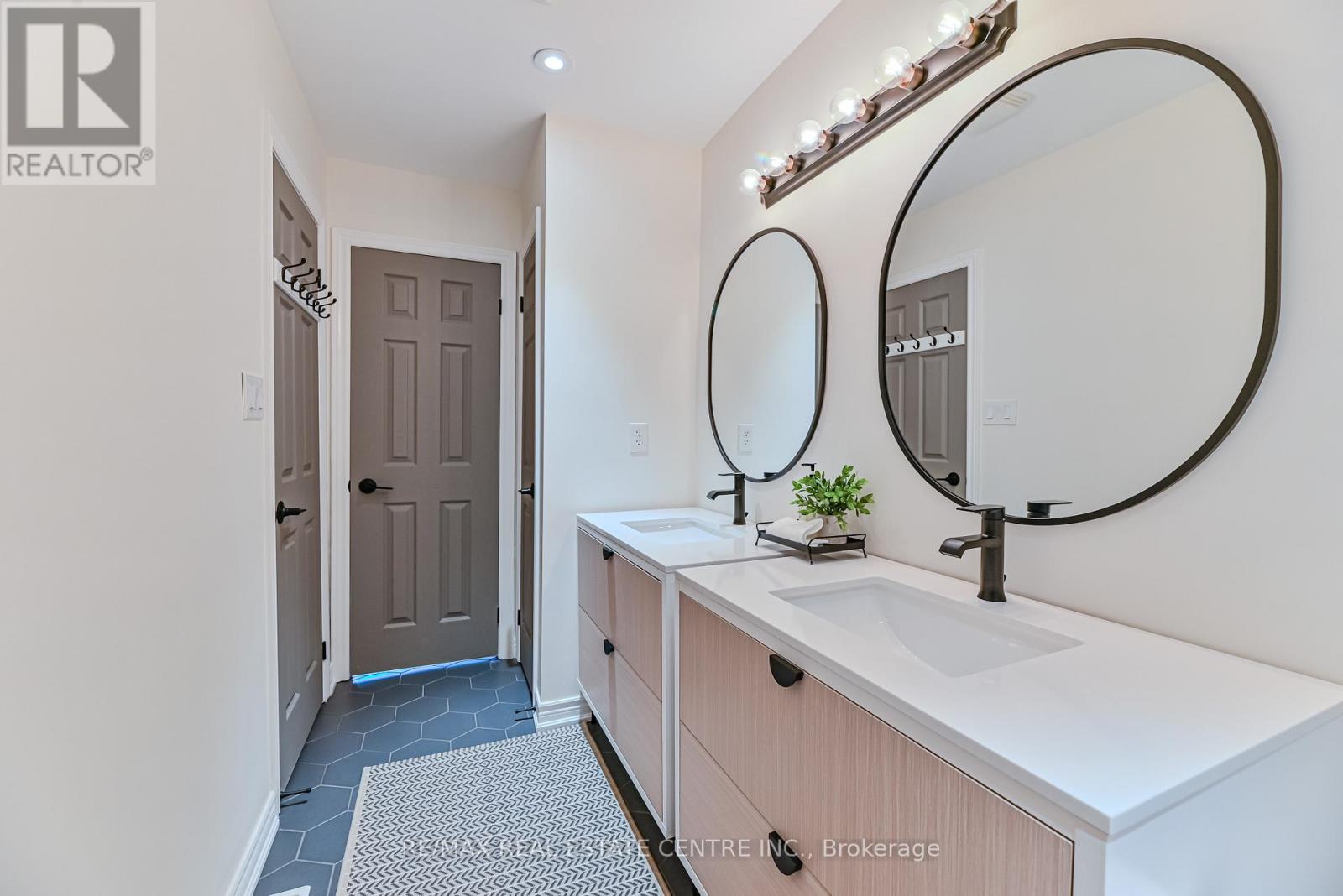 2498 Longridge Crescent, Oakville, Ontario  L6H 6S2 - Photo 32 - W12488060