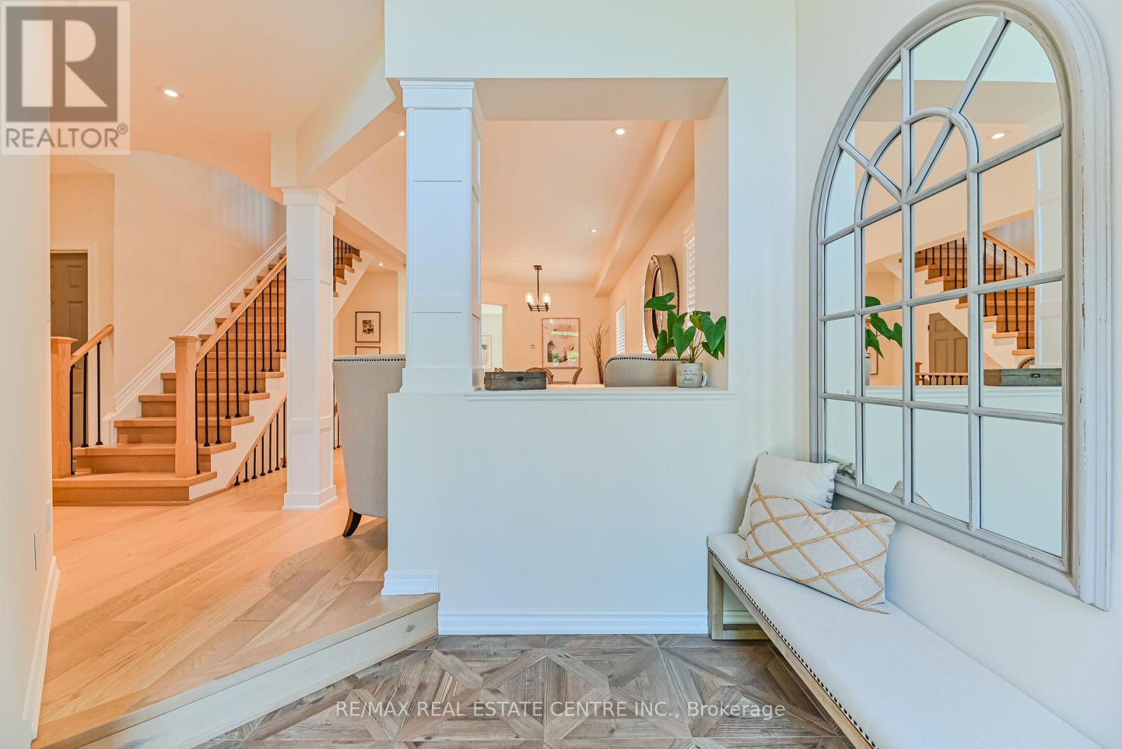 2498 Longridge Crescent, Oakville, Ontario  L6H 6S2 - Photo 5 - W12488060