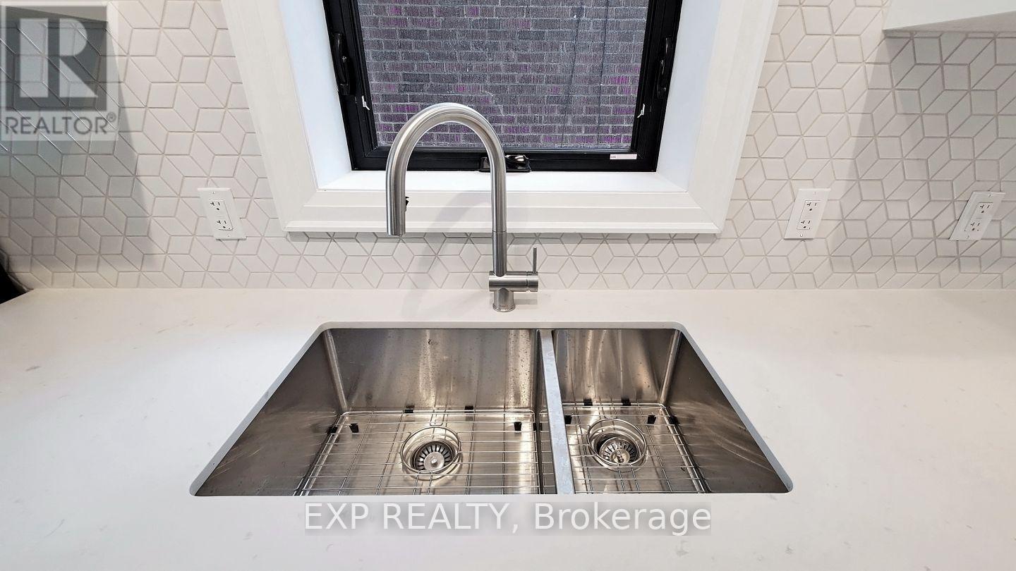 2 - 218 Howard Park Avenue, Toronto, Ontario  M6R 1W2 - Photo 11 - W12488076