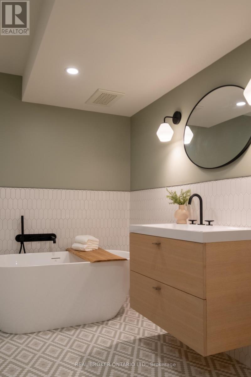 156 Galley Avenue, Toronto, Ontario  M6R 1H1 - Photo 41 - W12488176