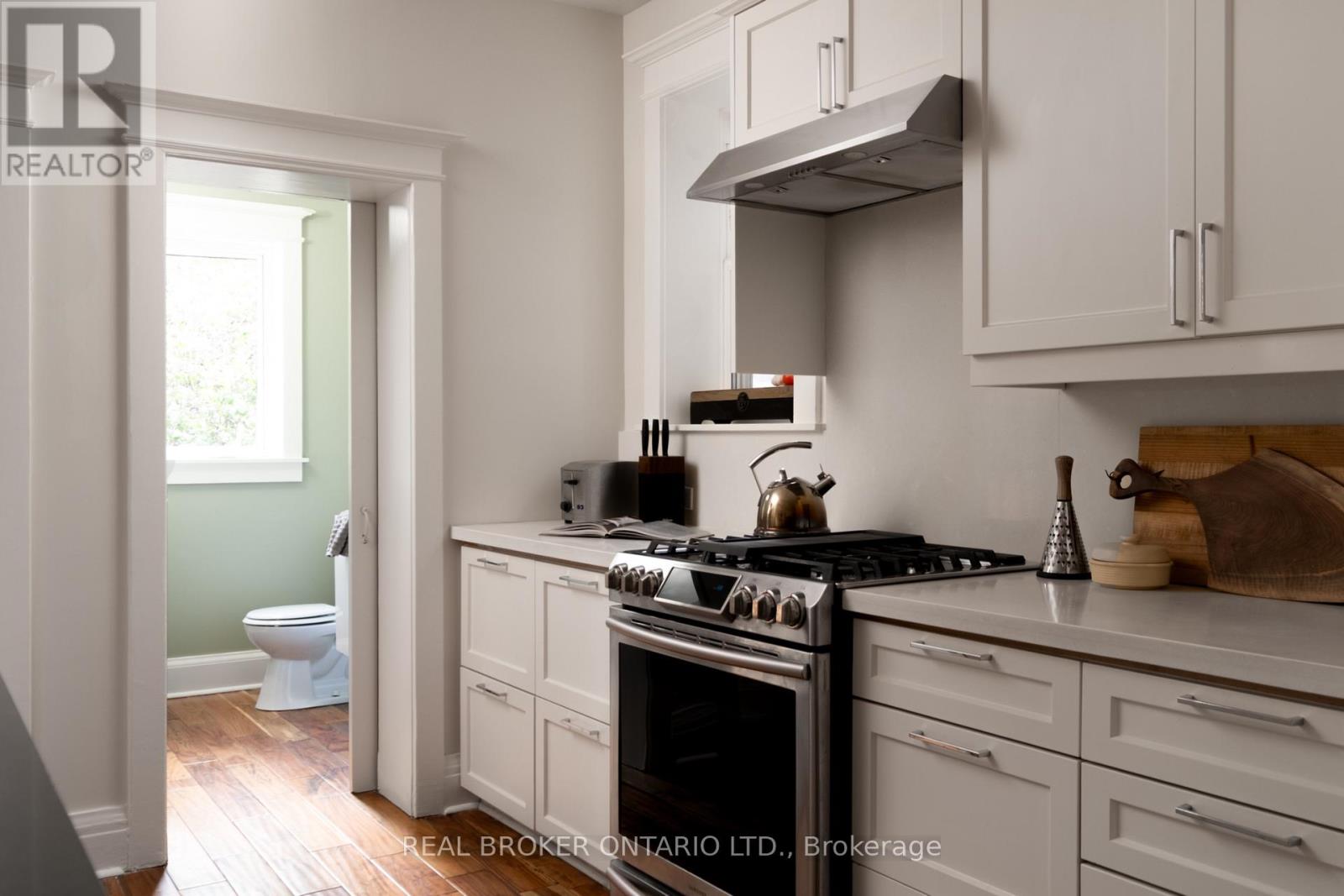 156 Galley Avenue, Toronto, Ontario  M6R 1H1 - Photo 6 - W12488176