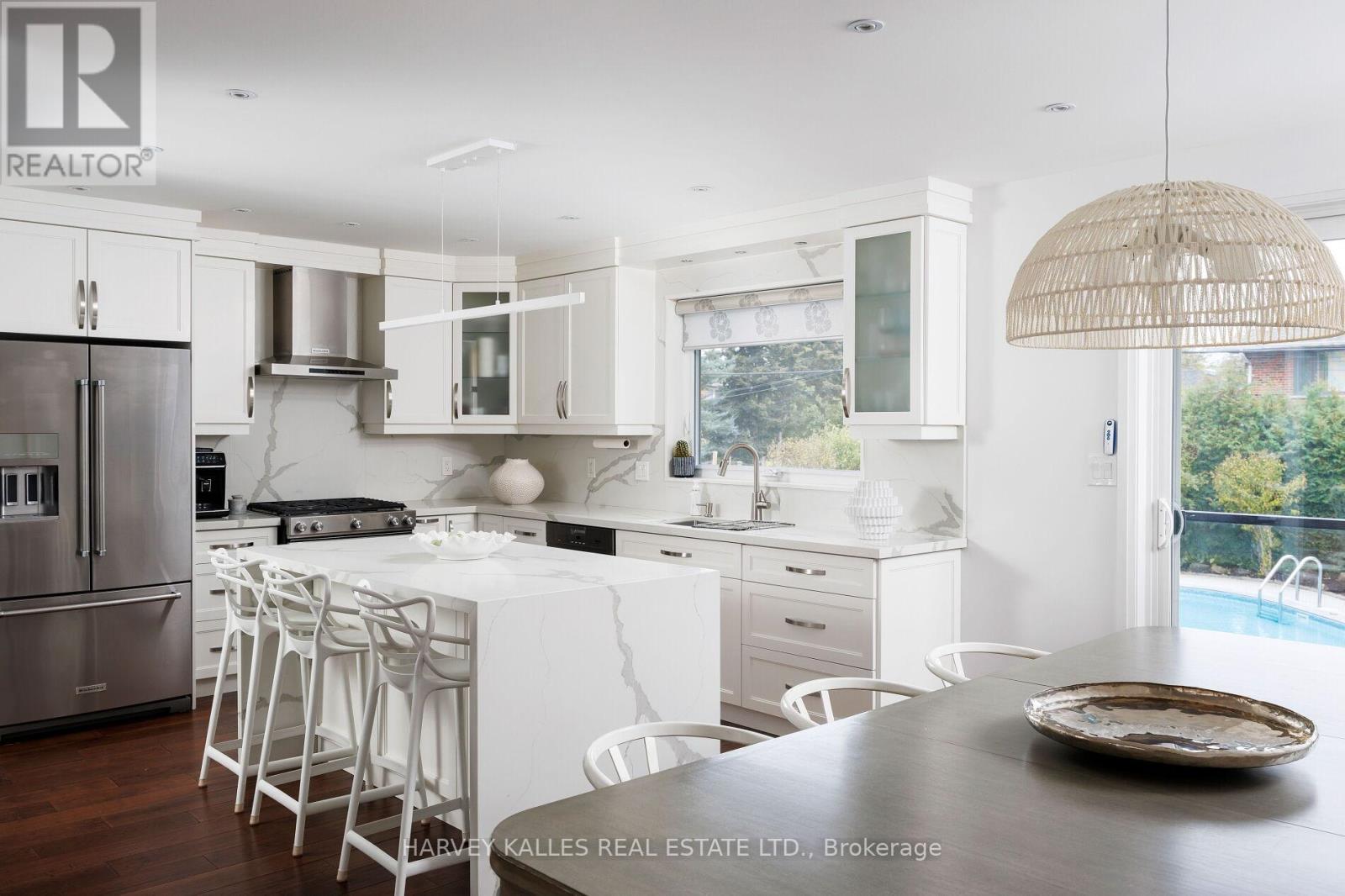 73 Summitcrest Drive, Toronto, Ontario  M9P 1H7 - Photo 12 - W12488226