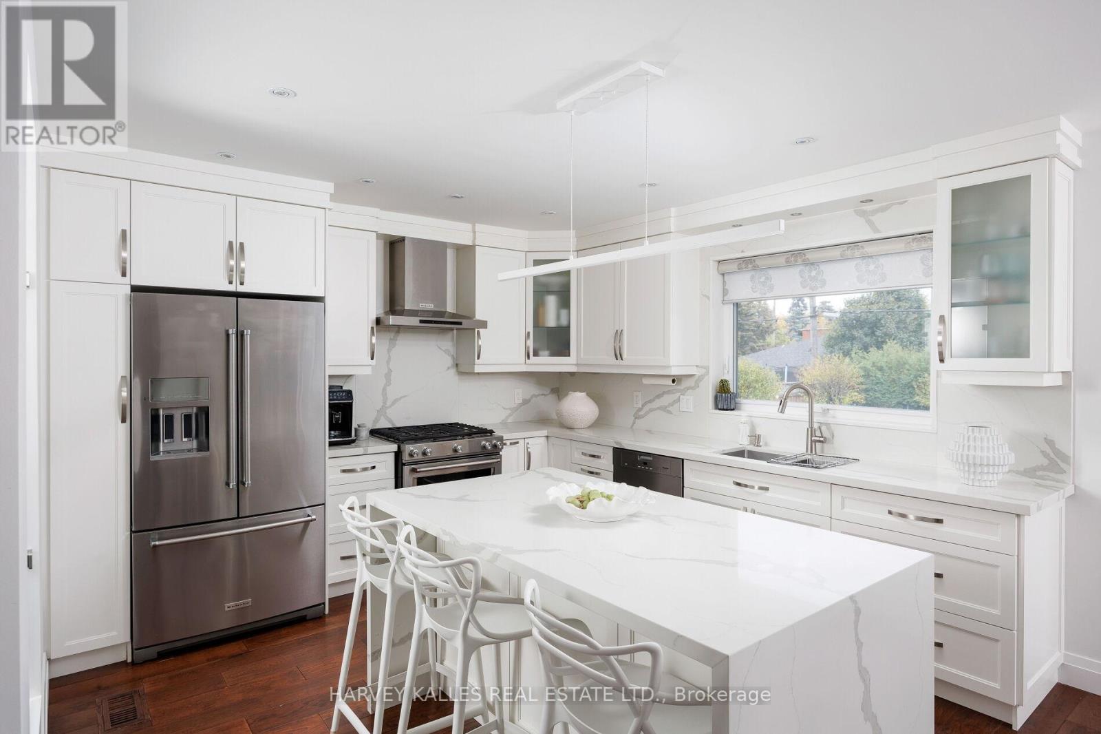 73 Summitcrest Drive, Toronto, Ontario  M9P 1H7 - Photo 13 - W12488226