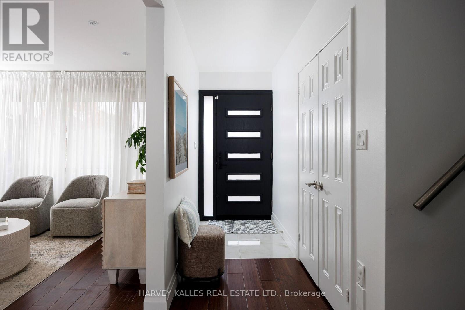 73 Summitcrest Drive, Toronto, Ontario  M9P 1H7 - Photo 4 - W12488226