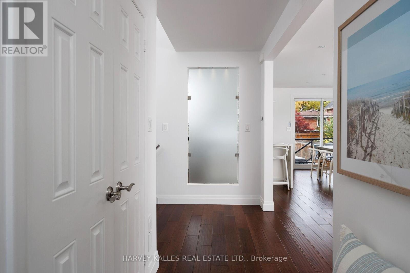 73 Summitcrest Drive, Toronto, Ontario  M9P 1H7 - Photo 5 - W12488226