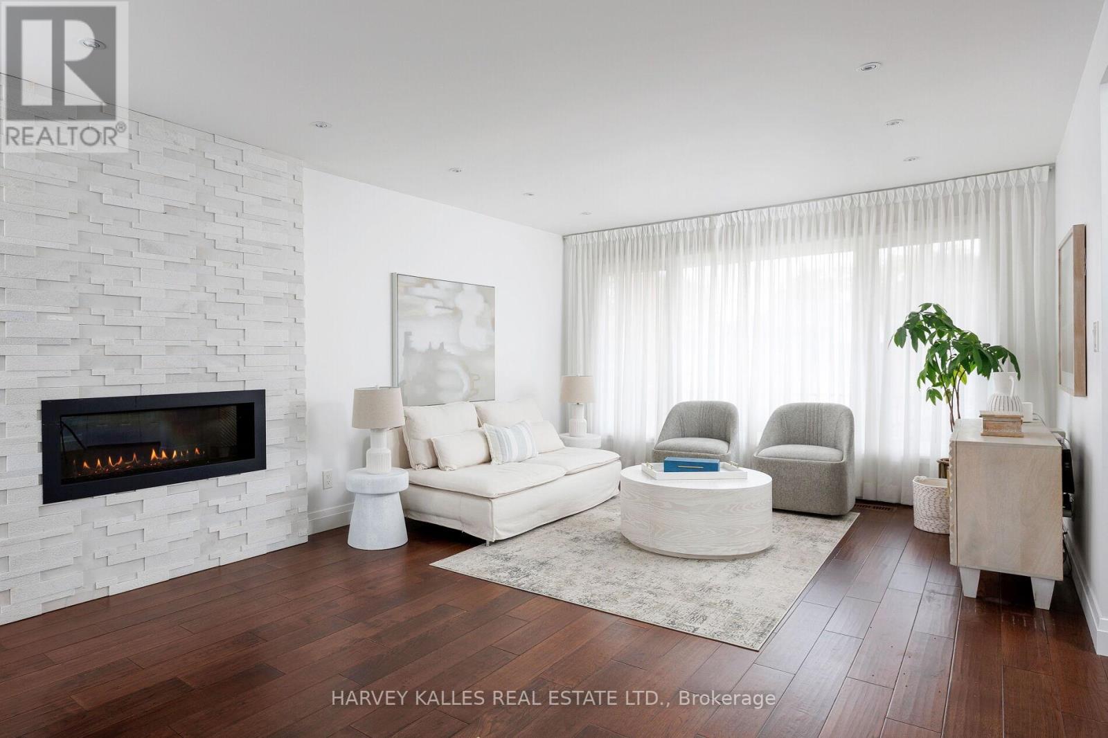 73 Summitcrest Drive, Toronto, Ontario  M9P 1H7 - Photo 6 - W12488226