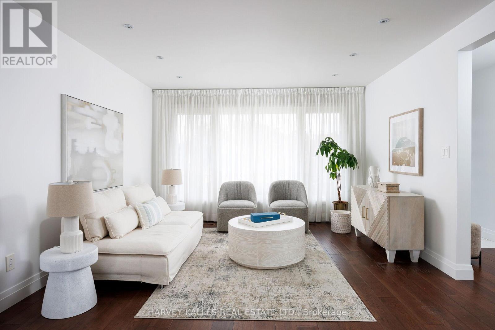 73 Summitcrest Drive, Toronto, Ontario  M9P 1H7 - Photo 7 - W12488226