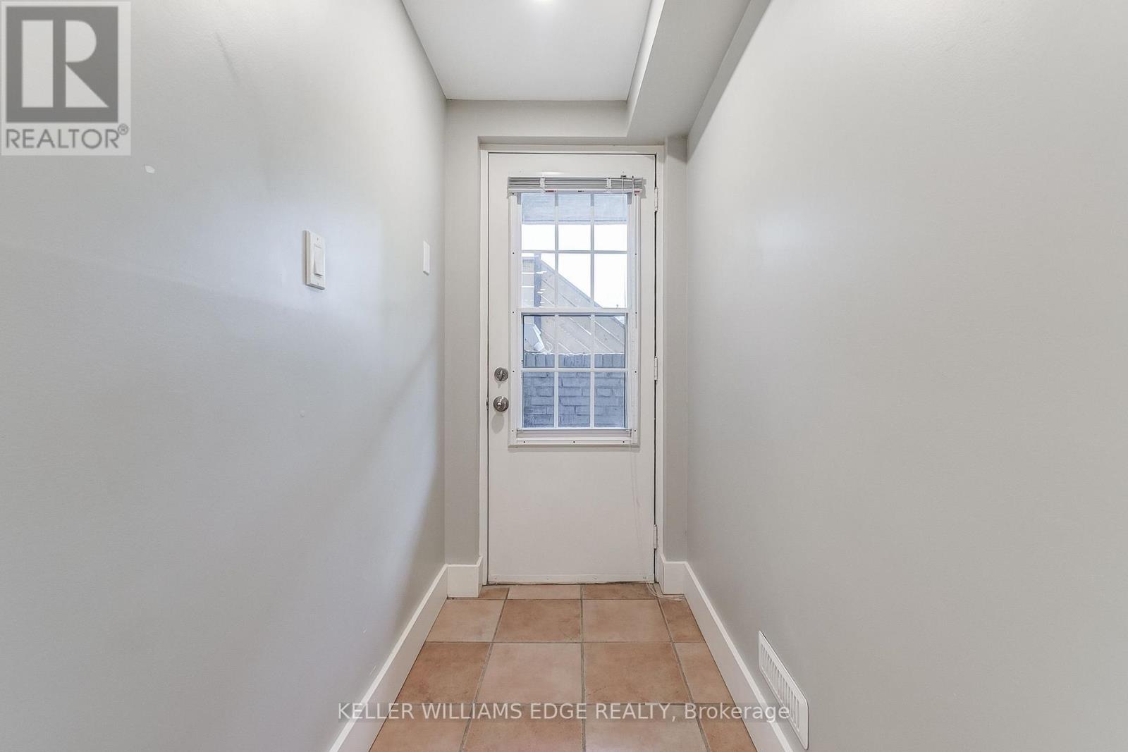 2 - 672 Castleguard Crescent, Burlington, Ontario  L7N 2W6 - Photo 5 - W12488246