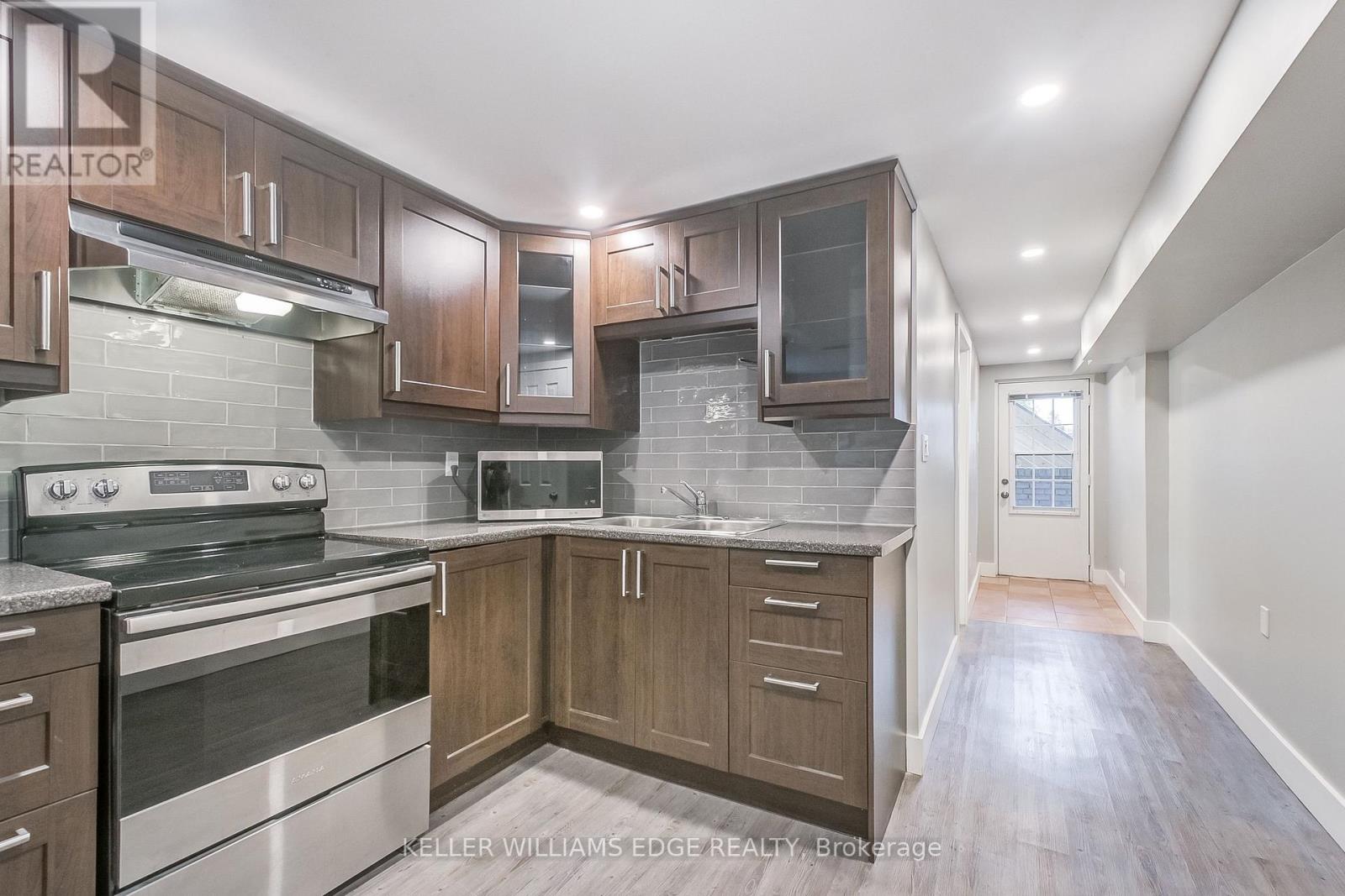 2 - 672 Castleguard Crescent, Burlington, Ontario  L7N 2W6 - Photo 9 - W12488246